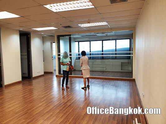 Office For Rent With Partly Furnished on Silom Space 135 Sqm Close to Sala Daeng BTS Station