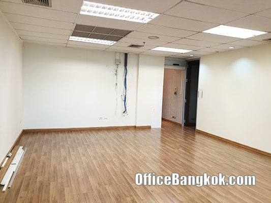 Office For Rent With Partly Furnished on Silom Space 135 Sqm Close to Sala Daeng BTS Station