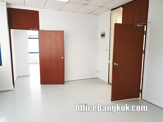 Rent Office With Partly Furnished On Sukhumvit Space 125 Sqm Close To Asoke BTS Station