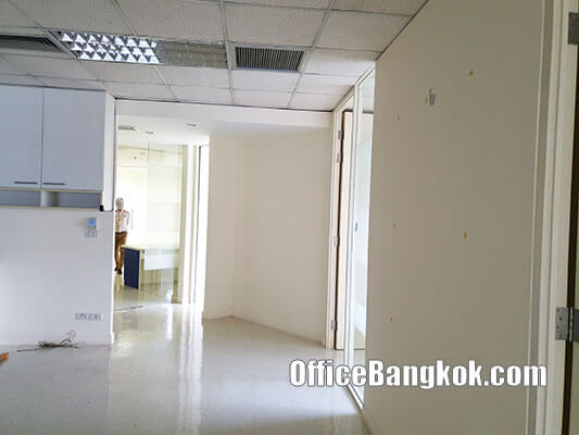 Rent Office With Partly Furnished on Asoke Space 157 Sqm Close to Phetchaburi MRT Station