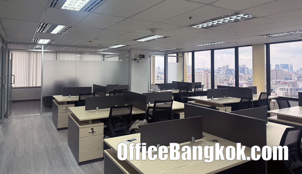 Partly furnished office for rent, 130 sq.m., Ratchadapisek Road, near MRT Huai Khwang Station, rental price 100,000 THB/month