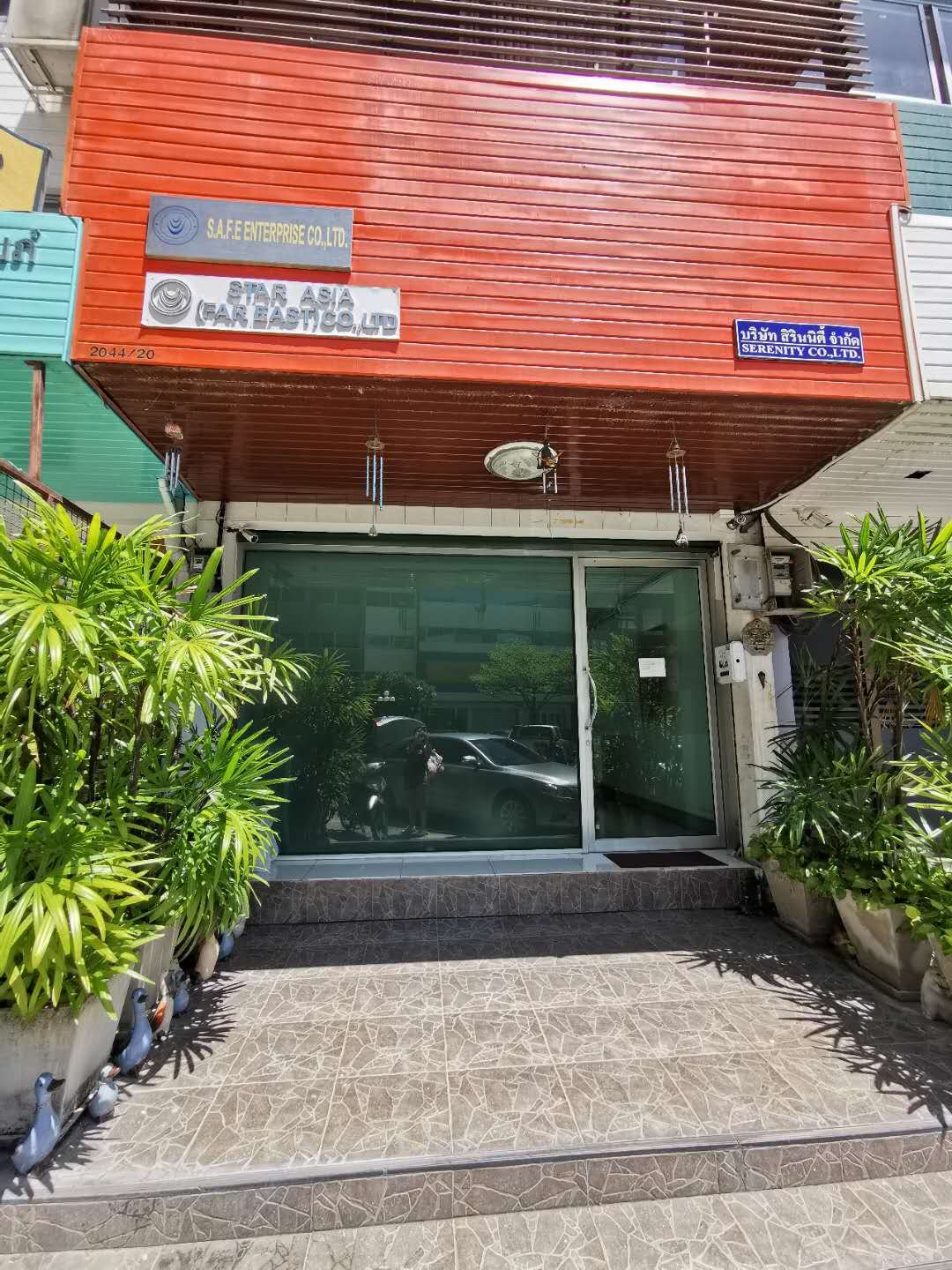 ให้เช่าอาคารสำนักงานทั้งหลัง 6 ชั้น 336 ตร.ม. พร้อมเฟอร์นิเจอร์ ถนนเพชรบุรีตัดใหม่ เขตห้วยขวาง กรุงเทพมหานคร — ชั้นบน