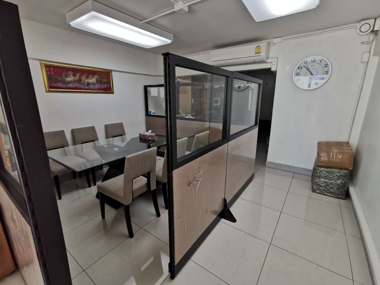 ให้เช่าอาคารสำนักงานทั้งหลัง 6 ชั้น 336 ตร.ม. พร้อมเฟอร์นิเจอร์ ถนนเพชรบุรีตัดใหม่ เขตห้วยขวาง กรุงเทพมหานคร — ภายใน