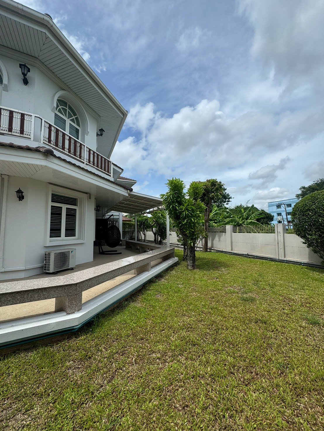 ให้เช่าบ้าน ย่านแบริ่ง (สุขุมวิท 107) 650 ตรม. กรุงเทพ เขตบางนา กรุงเทพมหานคร — ทางเข้า