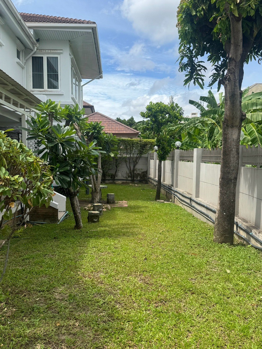 ให้เช่าบ้าน ย่านแบริ่ง (สุขุมวิท 107) 650 ตรม. กรุงเทพ เขตบางนา กรุงเทพมหานคร — ที่จอดรถ