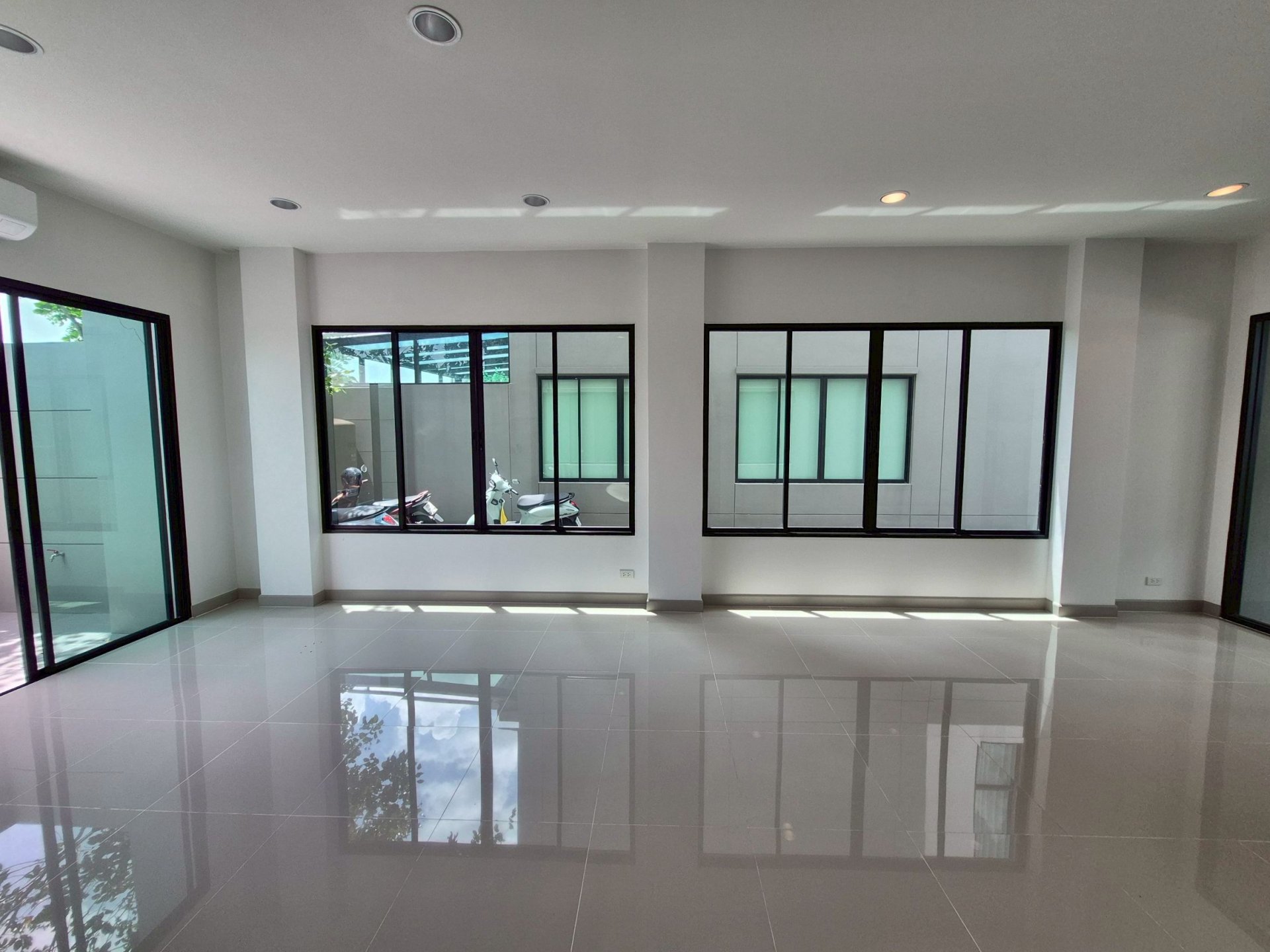 Rent a new Home Office • Near Fashion Island • 240 sqm • Convenient business location เขตสายไหม กรุงเทพมหานคร — Living area