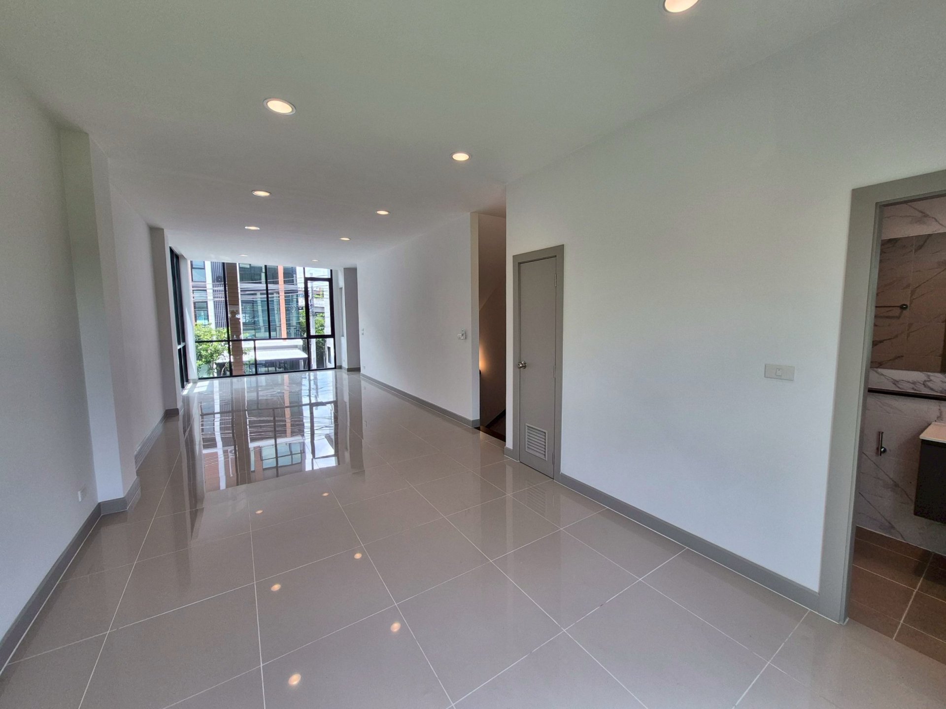 Rent a new Home Office • Near Fashion Island • 240 sqm • Convenient business location เขตสายไหม กรุงเทพมหานคร — Parking