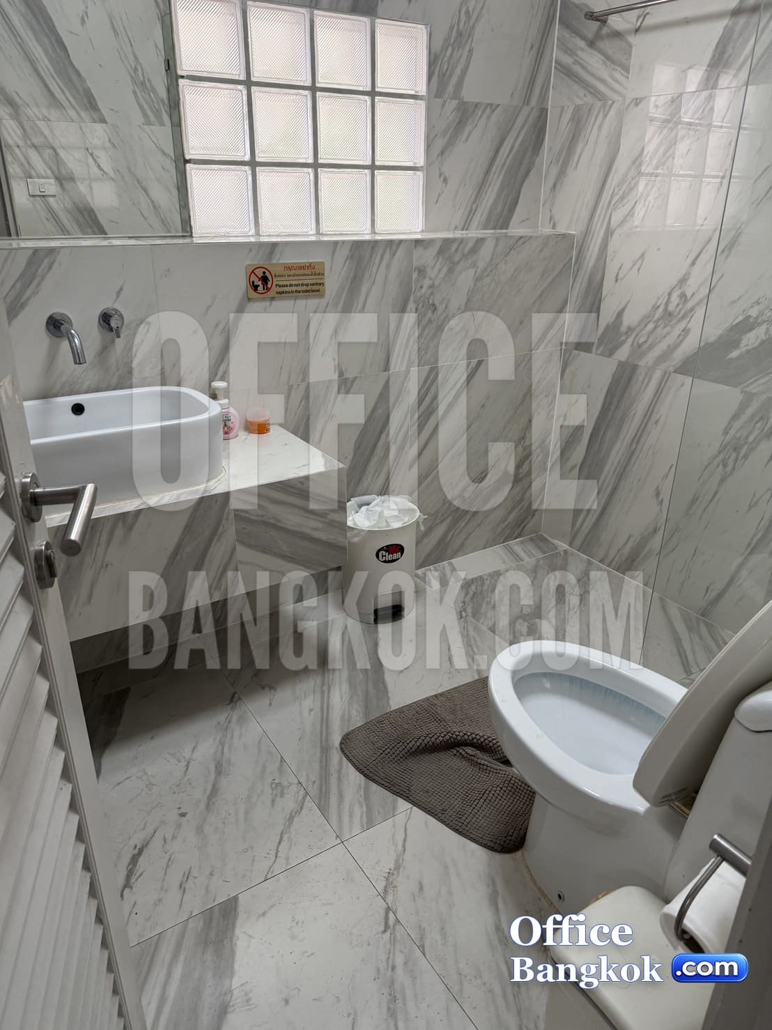 Home office for 🏢 rent in Thonglor, Soi Thonglor 20 | can register a company with a space of 150 sq.m. เขตวัฒนา กรุงเทพมหานคร — Upper floor