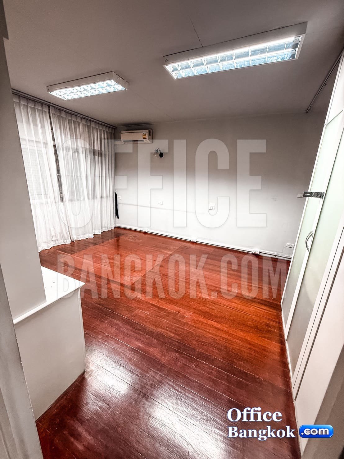 Home office for 🏢 rent in Thonglor, Soi Thonglor 20 | can register a company with a space of 150 sq.m. เขตวัฒนา กรุงเทพมหานคร — Parking