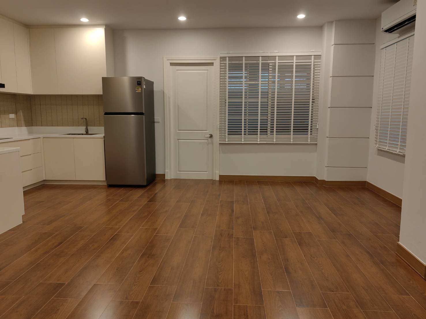 Home Office for Rent ลาซาล ซอย 40 4 Floors 320 sqm Bangkok เขตบางนา กรุงเทพมหานคร — Upper floor