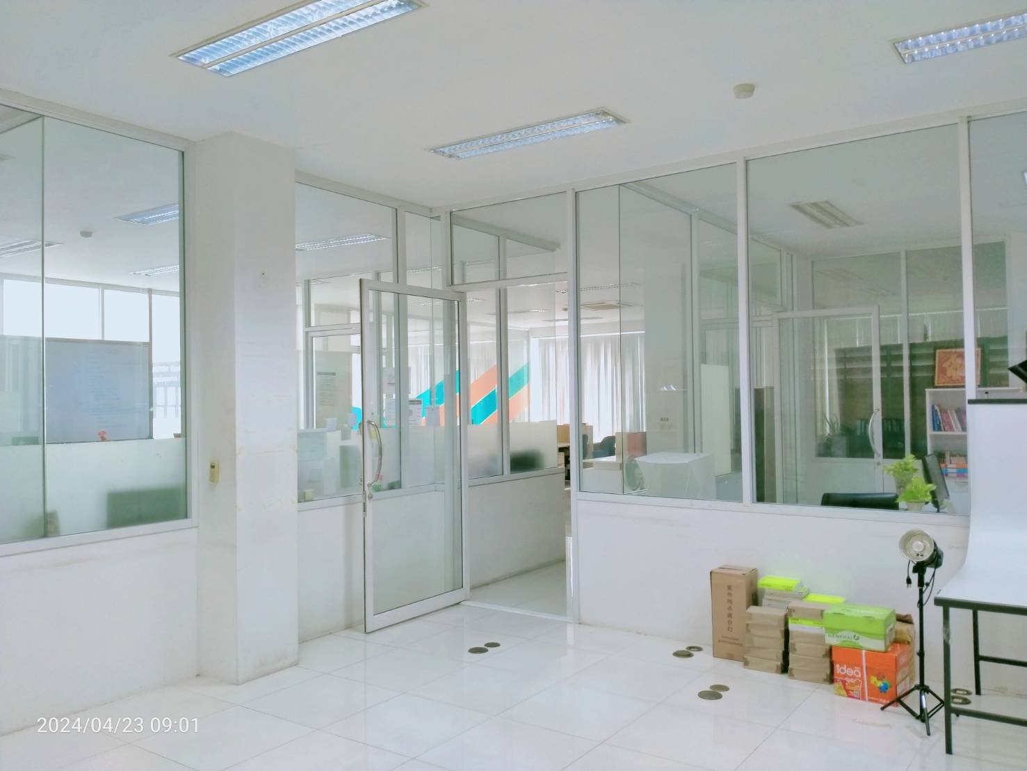 FOR RENT Office and warehouse space  Soi Ladprao 124  1,672sq.m. parking for over 40 vehicles, large trucks can access เขตวังทองหลาง กรุงเทพมหานคร — Bathroom