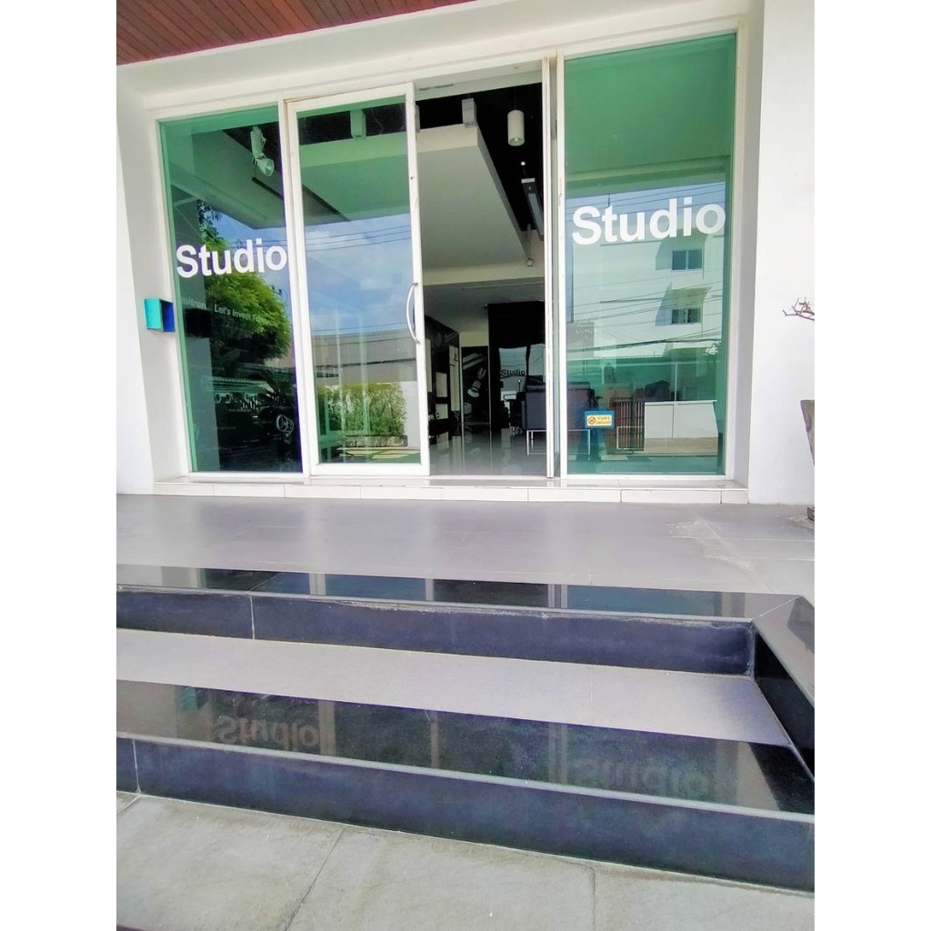 FOR RENT Office and warehouse space  Soi Ladprao 124  1,672sq.m. parking for over 40 vehicles, large trucks can access เขตวังทองหลาง กรุงเทพมหานคร — Interior