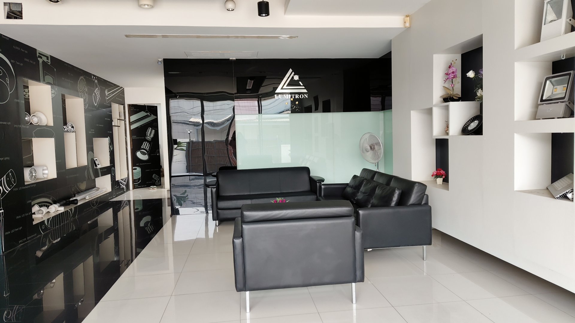 FOR RENT Office and warehouse space  Soi Ladprao 124  1,672sq.m. parking for over 40 vehicles, large trucks can access เขตวังทองหลาง กรุงเทพมหานคร — Living area