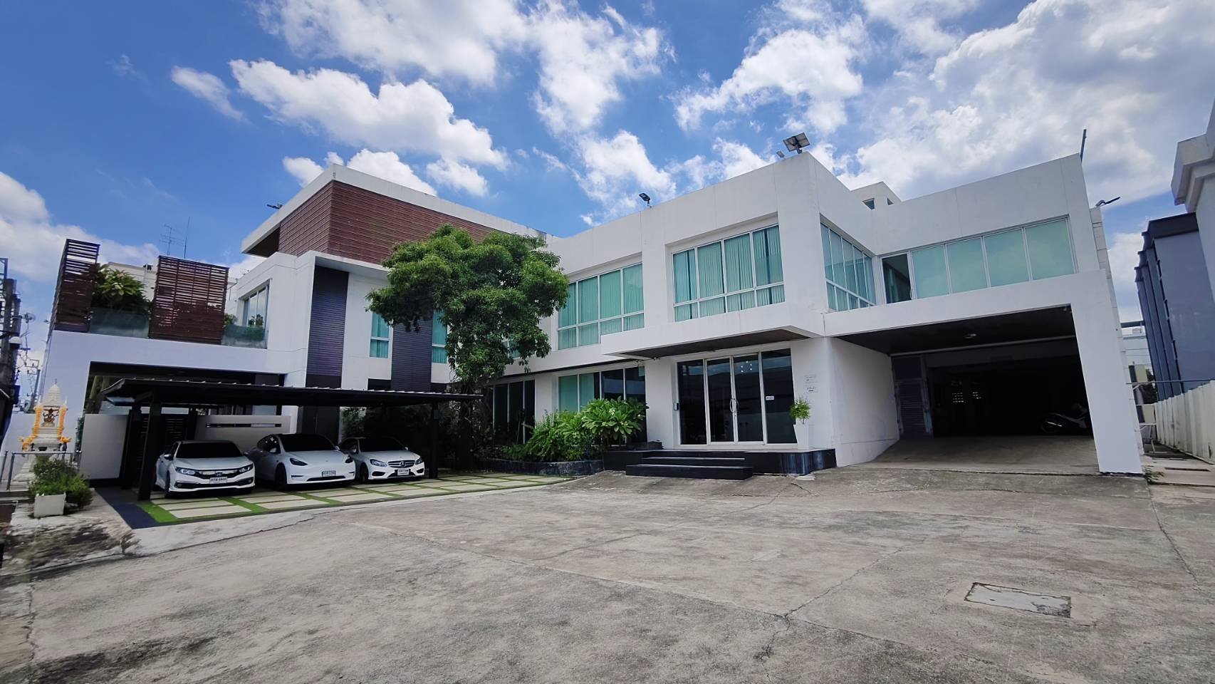 FOR RENT Office and warehouse space  Soi Ladprao 124  1,672sq.m. parking for over 40 vehicles, large trucks can access เขตวังทองหลาง กรุงเทพมหานคร
