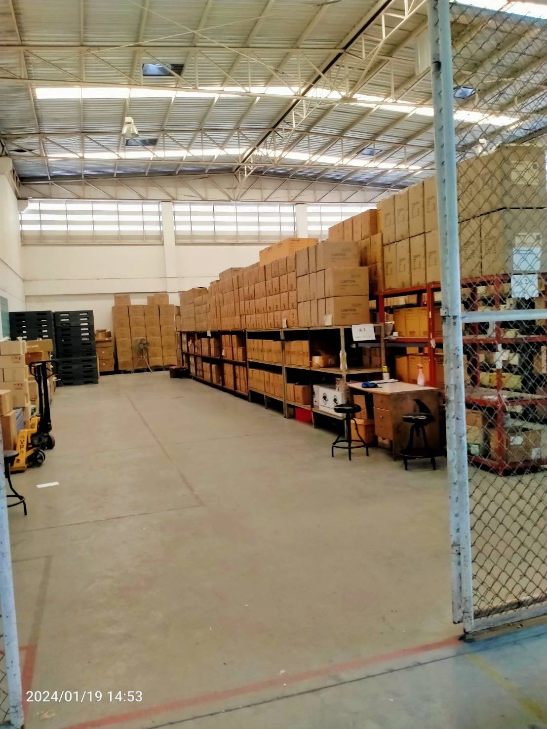 FOR RENT Office and warehouse space  Soi Ladprao 124  1,672sq.m. parking for over 40 vehicles, large trucks can access เขตวังทองหลาง กรุงเทพมหานคร — Entrance