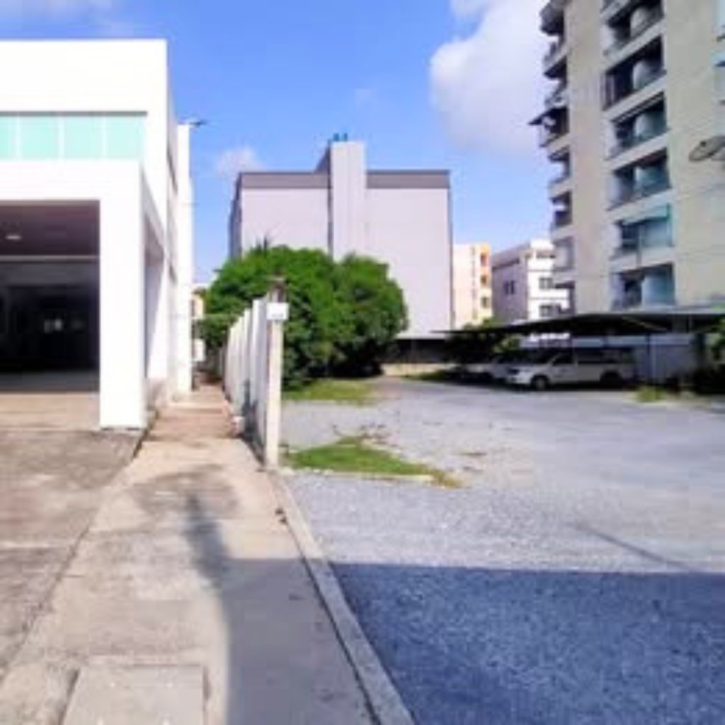 FOR RENT Office and warehouse space  Soi Ladprao 124  1,672sq.m. parking for over 40 vehicles, large trucks can access เขตวังทองหลาง กรุงเทพมหานคร — Parking
