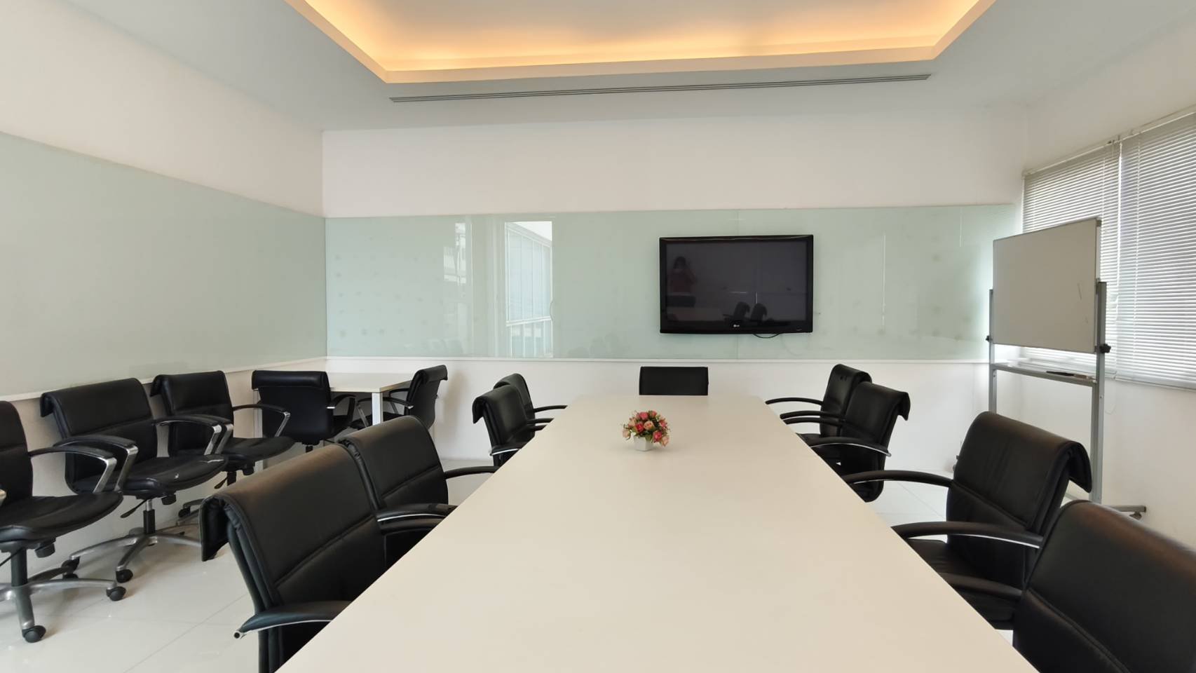 FOR RENT Office and warehouse space  Soi Ladprao 124  1,672sq.m. parking for over 40 vehicles, large trucks can access เขตวังทองหลาง กรุงเทพมหานคร — Roof / terrace