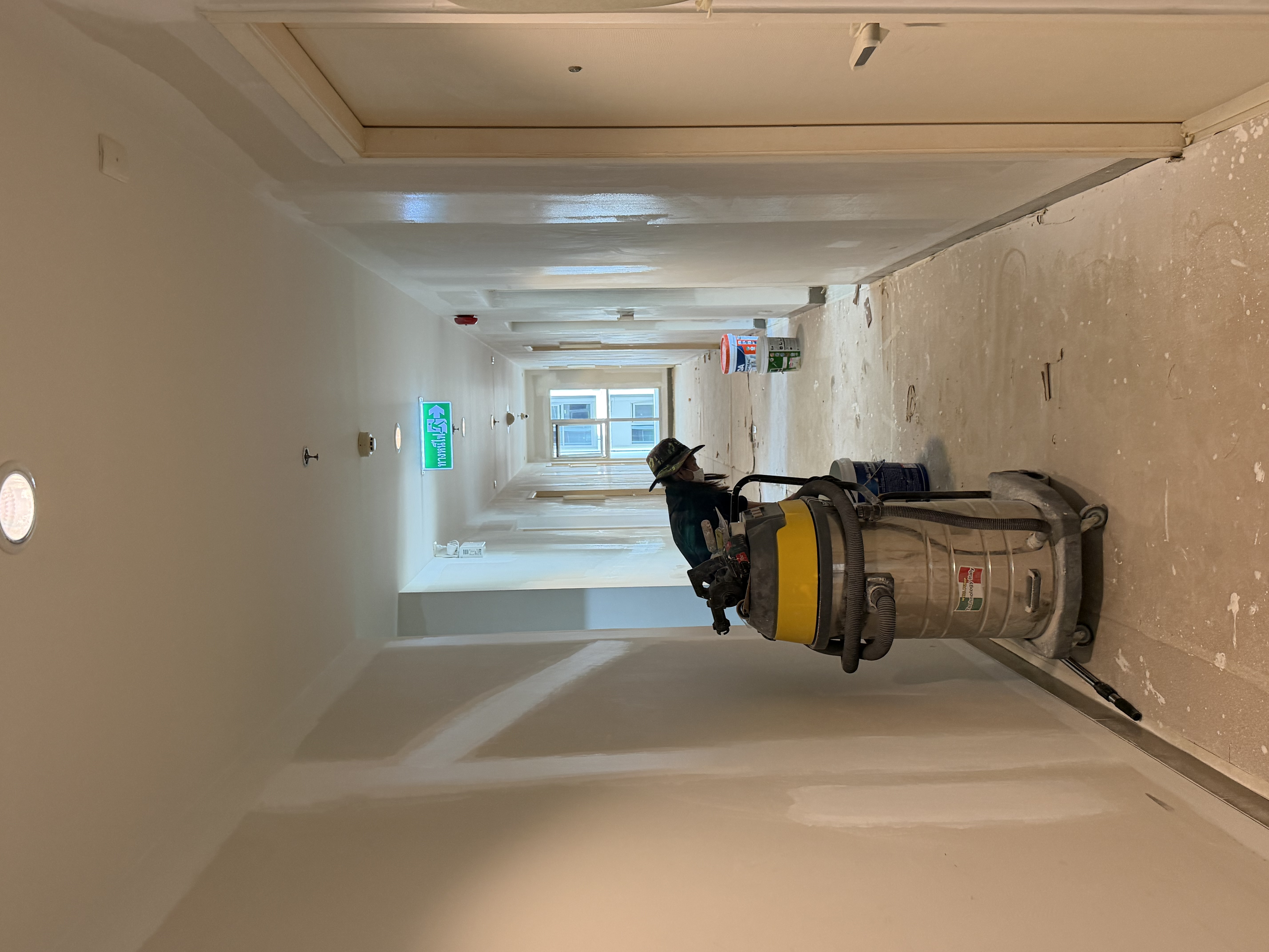 The work of repairing the central hallway of Aspire Condo, Rama 9